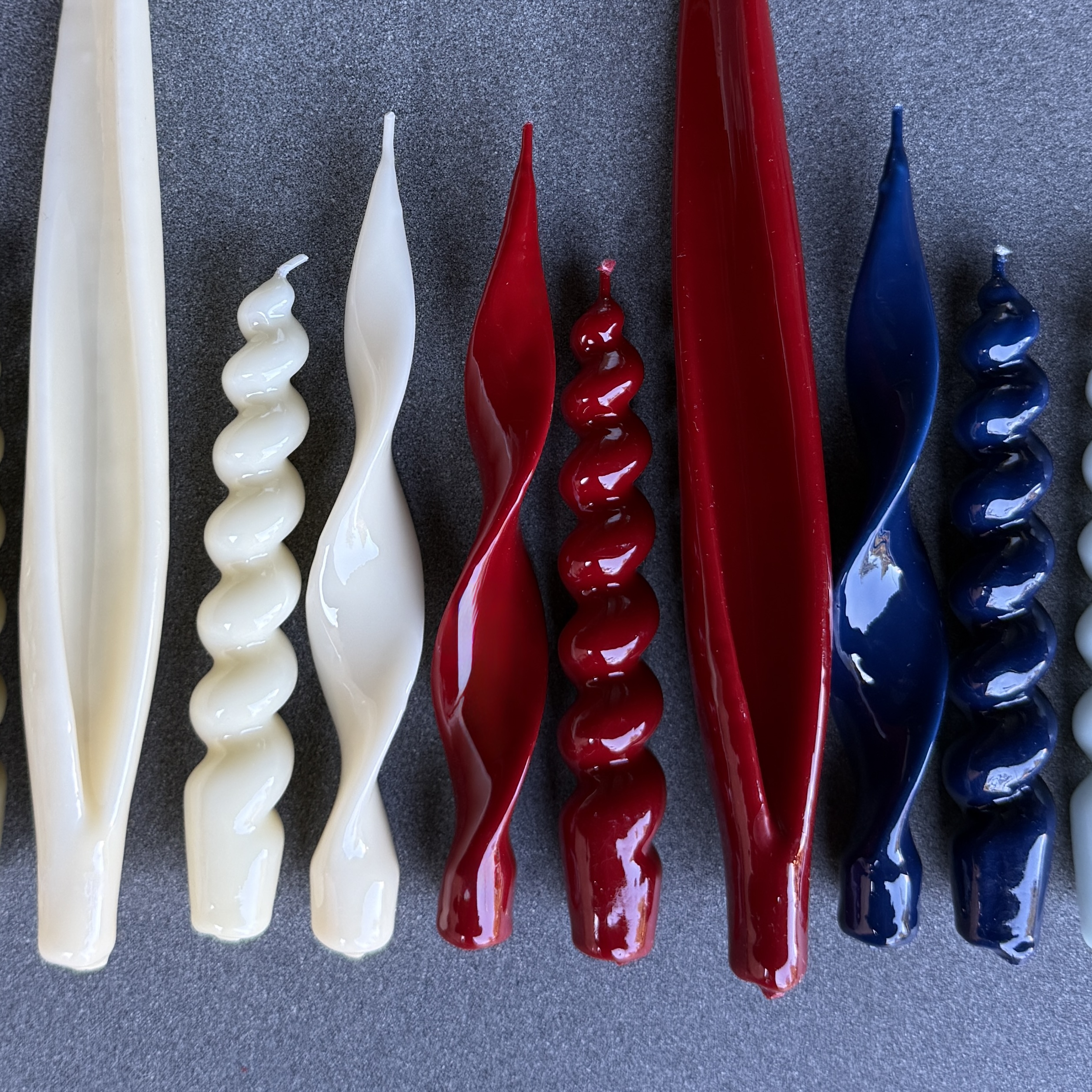 LUX - Vela artesanal esmaltada roja 21cm - Imagen 3