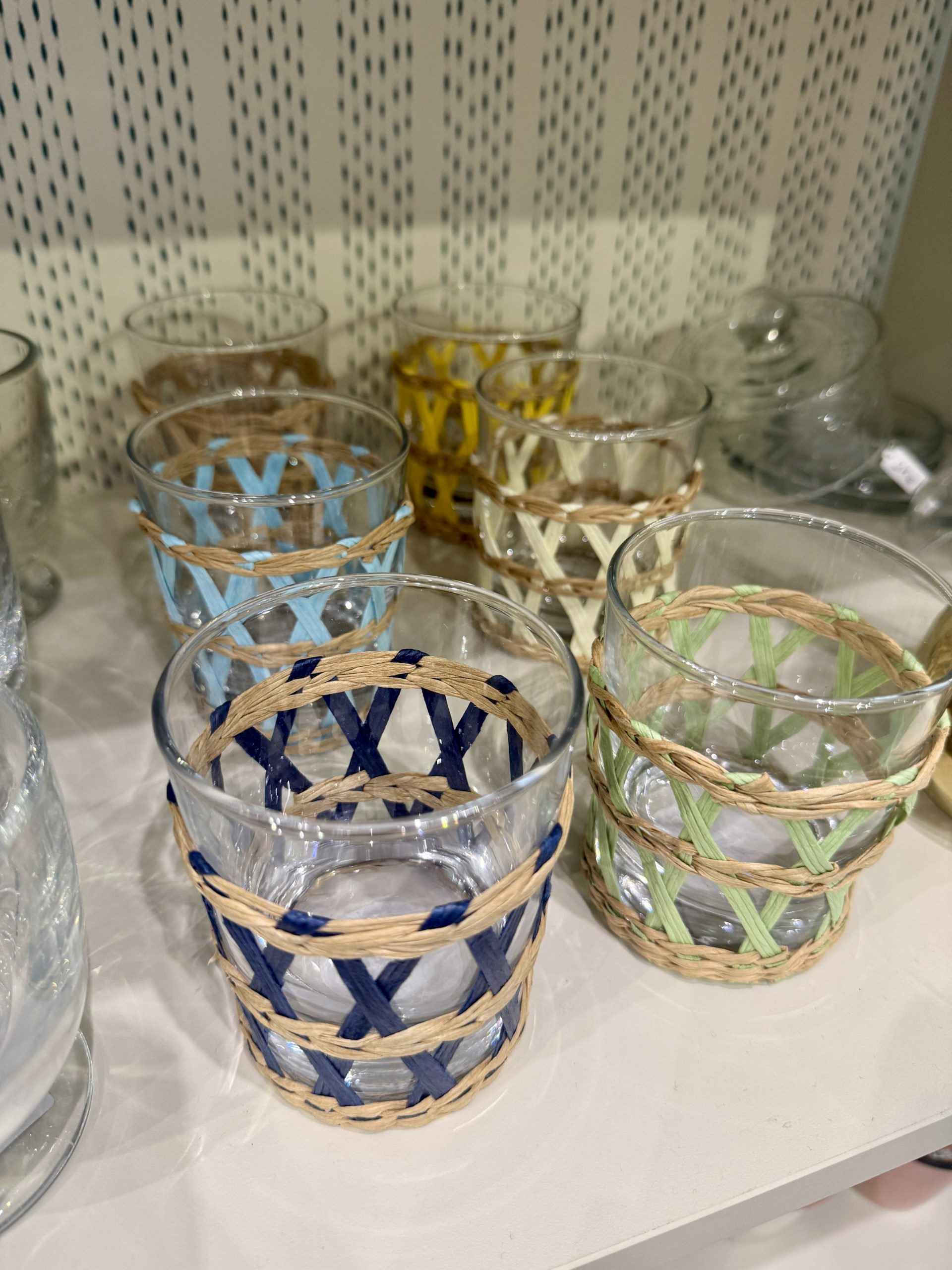 LACIS MULTICOLOR - Set de 6 vasos de cristal y ratán en varios colores. CÔTÉ TABLE - Imagen 5