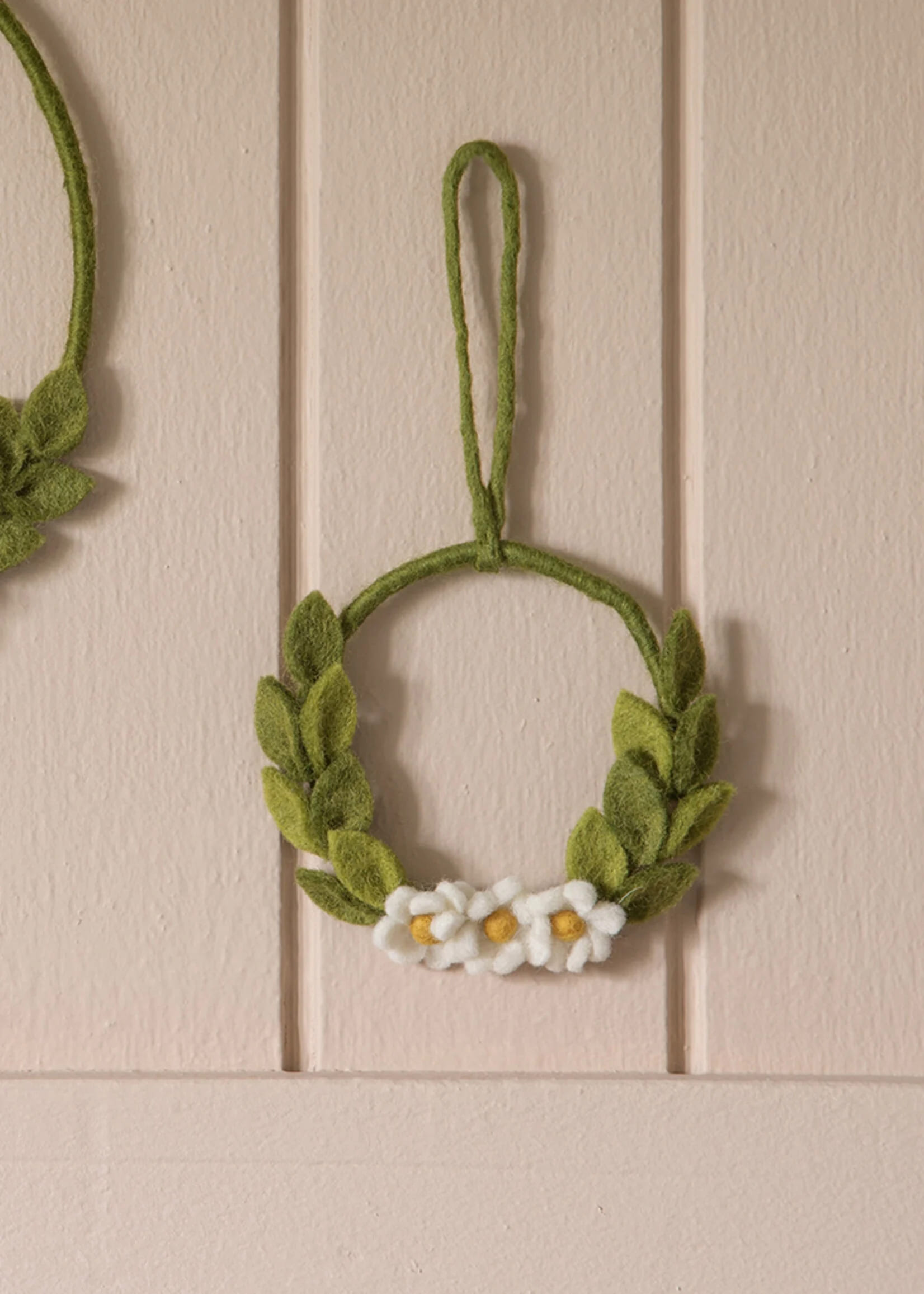 Corona de margaritas de fieltro. Tamaño pequeño. Gry & Sif - Imagen 2