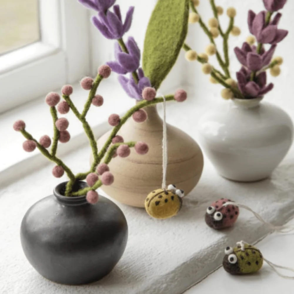 Rama pequeña con bayas color rojo de fieltro. Gry & Sif