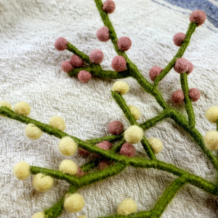 Rama pequeña con bayas color amarillo de fieltro. Gry & Sif - Imagen 3