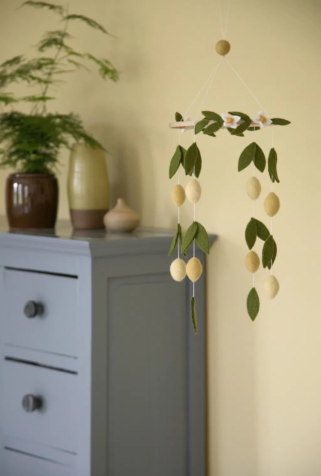 Móvil con limones de fieltro. Gry & Sif