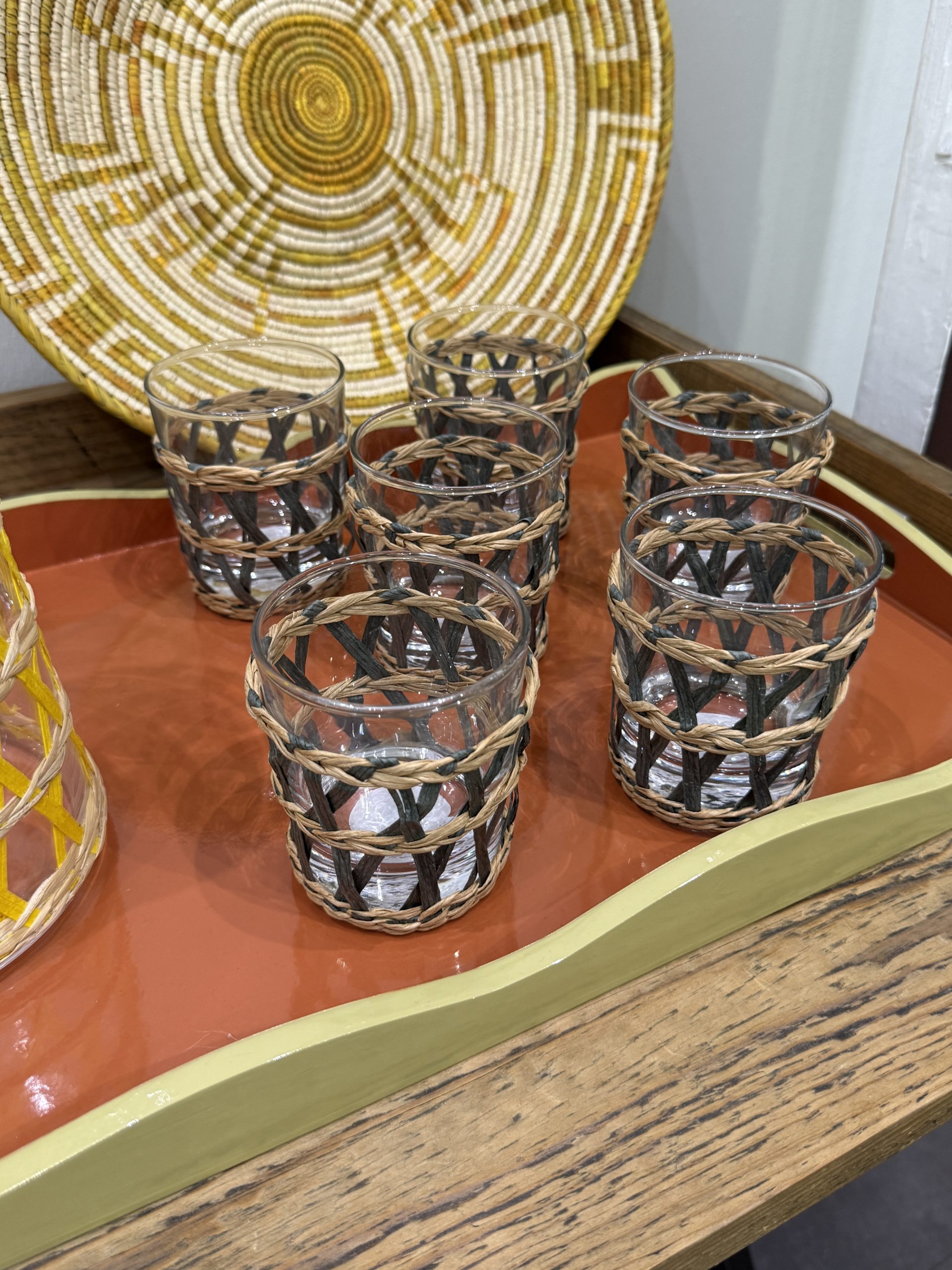 LACIS GRIS - Set de 6 vasos de cristal y ratán color gris y natural. CÔTÉ TABLE - Imagen 4